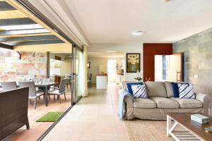 Khu vực ghế ngồi tại Elysium by VillaGranCanaria +38 ảnh