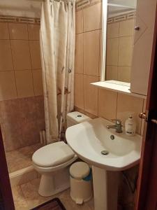 Ένα μπάνιο στο Beachfront Apartment - Sleeps 3 & Free Parking