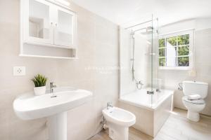 アレナル・デン・カステルにあるApartment HUA HIN by La Villa Companyの洗面台とトイレを備えた白いバスルーム