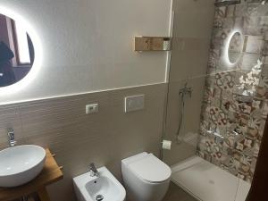 a bathroom with a toilet and a sink and a shower at COZY Place 26 con PARCHEGGIO PRIVATO GRATUITO in Vercelli +21 photos