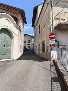 an alley with a street sign next to a building at La casetta della nonna in Camagna Monferrato