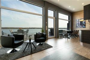 a living room with a view of the water at Ferienhaus SUNSET am Mühlfeldsee in Löbnitz