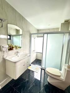 Ένα μπάνιο στο Elegante 4-Zi-Poolvilla mit Strandzugang