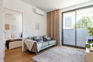 Postel nebo postele na pokoji v ubytování Sleek & Modern Flat w/ Private Garage by HostWise