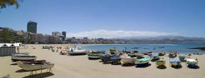 eine Gruppe von Booten an einem Sandstrand in der Unterkunft Attenery in Las Palmas de Gran Canaria
