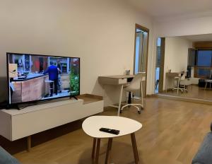 ein Wohnzimmer mit einem großen Flachbildfernseher in der Unterkunft Attenery in Las Palmas de Gran Canaria