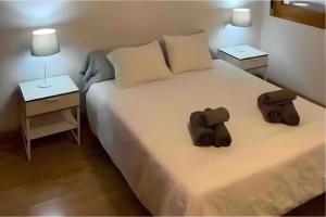 ein Schlafzimmer mit einem großen Bett mit zwei Nachttischen in der Unterkunft Attenery in Las Palmas de Gran Canaria