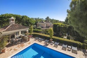 an aerial view of a house with a swimming pool at Belinha - PINHEIROS ALTOS in Ludo