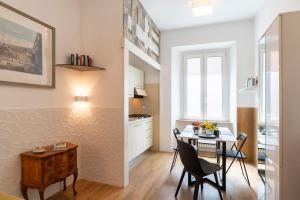 Η κουζίνα ή μικρή κουζίνα στο Clio Rome Suite 2 bedroom 2 bathroom apartment