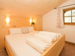 Una cama o camas en una habitación de Apartment Typ B by Interhome