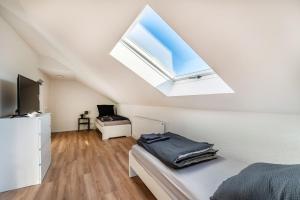 TV a/nebo společenská místnost v ubytování Gemütlich wohnen wie zu Hause - perfekt für Montage, Geschäftsreisen und Langzeitaufenthalte - SCH06
