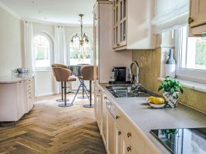 Kuchyň nebo kuchyňský kout v ubytování Villa Villa Ossiacher Südufer by Interhome + 21 fotografií