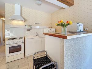 Dapur atau dapur kecil di Holiday Home Epicea by Interhome
