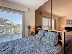 Un dormitorio con una cama y una ventana grande. en Studio Atlantide-1 by Interhome, en Tharon-Plage 10 fotos más