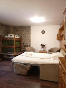 une chambre avec un grand lit dans une pièce dans l'établissement Sas da Rocia by go new location, à Soraga