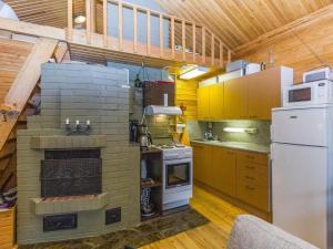 Η κουζίνα ή μικρή κουζίνα στο Holiday Home Riekkola by Interhome