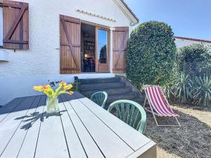 Taman di luar Holiday Home Les Ajoncs by Interhome