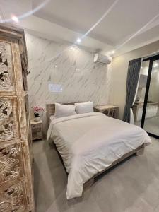 チャングーにあるUmah Novaの部屋にある大きな白いベッドのある寝室