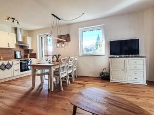 Η κουζίνα ή μικρή κουζίνα στο Apartment Edelbach Deluxe 1 by Interhome +13 φωτογραφίες