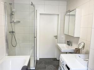 Ένα μπάνιο στο Apartment Edelbach Deluxe 1 by Interhome