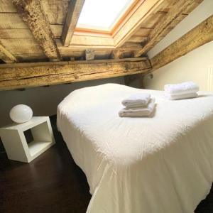 a bedroom with a bed with towels on it at La table ronde in Vienne