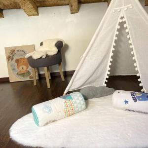a childs bedroom with a tent and a bed at La table ronde in Vienne