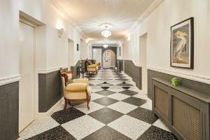 Ruang duduk di Host & Stay - Regency Mansions Apartment