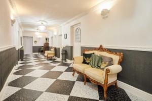 Ruang duduk di Host & Stay - Regency Mansions Apartment