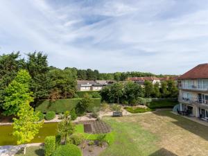 una vista aerea sul giardino di una casa di Apartment Green Garden-16 by Interhome a De Haan