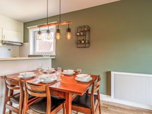 una sala da pranzo con tavolo e sedie in legno di Apartment Green Garden-16 by Interhome a De Haan