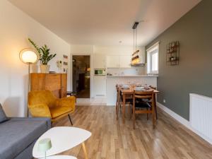 un soggiorno con un divano e un tavolo di Apartment Green Garden-16 by Interhome a De Haan