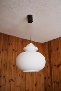 una luz blanca colgando del techo en Apartment Casa Yolanda 2- OG Süd by Interhome, en Fieschertal