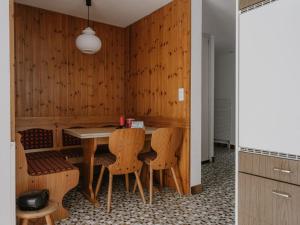 Un comedor con mesa y sillas en Apartment Casa Yolanda 2- OG Süd by Interhome, en Fieschertal 15 fotos más