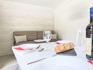 Ποτά στο Holiday Home Tiny Haus Vierseenblick Nummer 4 by Interhome