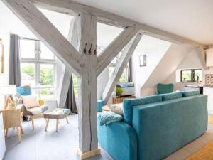 un salon avec un canapé bleu et des chaises dans l'établissement Apartment King George III by Interhome, à Mirow 24 autres photos