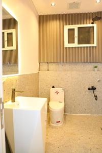 Bilik mandi di Independent 1BR apartment private self entry