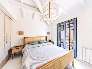 Ένα ή περισσότερα κρεβάτια σε δωμάτιο στο Holiday Home Les Villas de Rêve à la Mer by Interhome