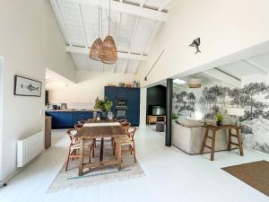 Χώρος καθιστικού στο Holiday Home Les Villas de Rêve à la Mer by Interhome