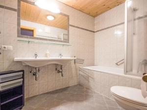 Ένα μπάνιο στο Apartment Am Weitfeld-2 by Interhome