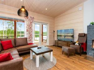 un salon avec un canapé et une télévision dans l'établissement Holiday Home Käpälämäki by Interhome, à Putkijärvi