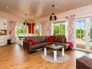 un salon avec un canapé et une table dans l'établissement Holiday Home Käpälämäki by Interhome, à Putkijärvi