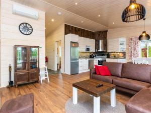 un salon avec un canapé et une table dans l'établissement Holiday Home Käpälämäki by Interhome, à Putkijärvi