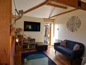 Posezení v ubytování Swift Host - Orchard Barn - Sleeps 4 - Hot Tub - EV Charger - Pet Friendly