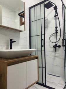 Ένα μπάνιο στο 2-Bedroom Flat with a Private Swimming Pool