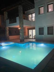 Πισίνα στο ή κοντά στο 2-Bedroom Flat with a Private Swimming Pool +10 φωτογραφίες