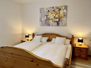 Ένα ή περισσότερα κρεβάτια σε δωμάτιο στο Holiday Home Gustis Hüsli - Alpensicht & Natur pur by Interhome