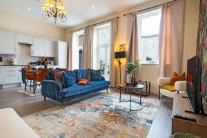 พื้นที่นั่งเล่นของ Spacious Luxury City Apartment with Terrace & High Ceiling