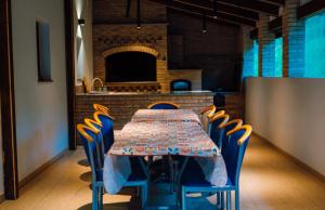 a table and chairs in a room with a kitchen at Dimar Retreat Villa in Moisei