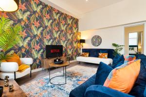 พื้นที่นั่งเล่นของ Spacious Luxury City Apartment with Terrace & High Ceiling