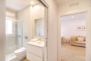 Bilik mandi di Gran apartamento tipo loft a 15 minutos del centro